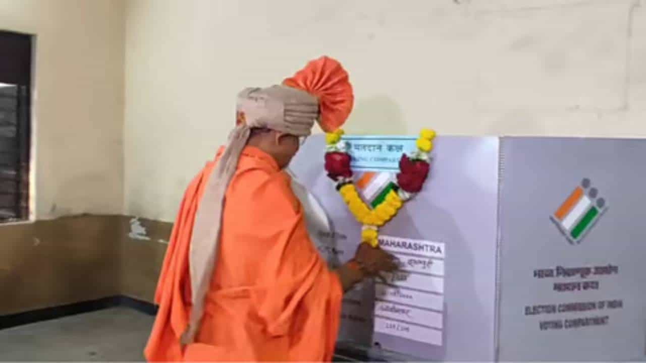 मतदान करायला आले अन् EVM कक्षाला घातला हार, शांतीगिरी महाराजांना भोवलं