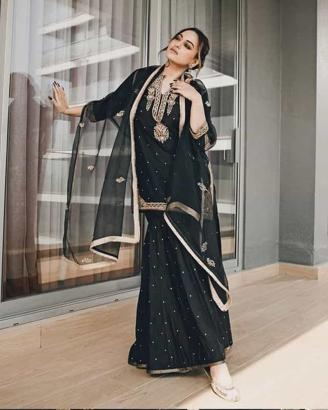 अभिनेत्री सोनाक्षी सिन्हा हिने काळ्या ड्रेसमध्ये स्वतःचे काही फोटो पोस्ट केले आहेत. फोटोंमध्ये अभिनेत्री प्रचंड सुंदर आणि ग्लॅमरस दिसत आहे.