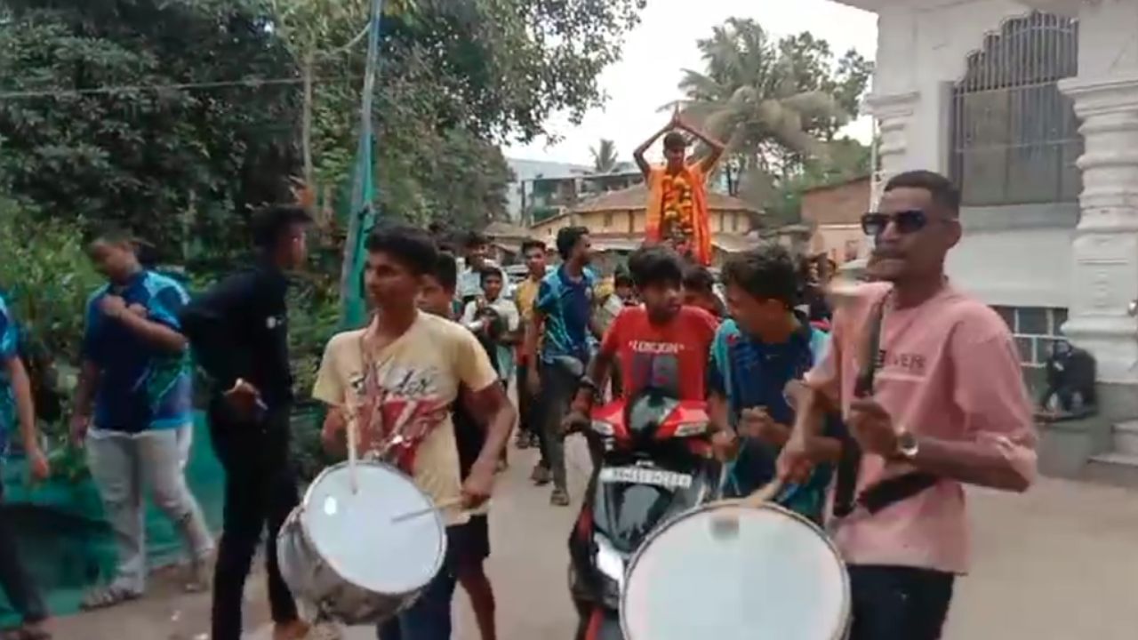 सार्थक दहावीला असताना मोबाईलमध्ये गुंग असायचा. तो अभ्यासच करत नव्हता. त्यामुळे त्याच्या मित्रांनी  तू नापास होशील अशा पैजा लावल्या, मात्र सार्थकने आपण पास होणार असल्याचे सांगितले होते. 