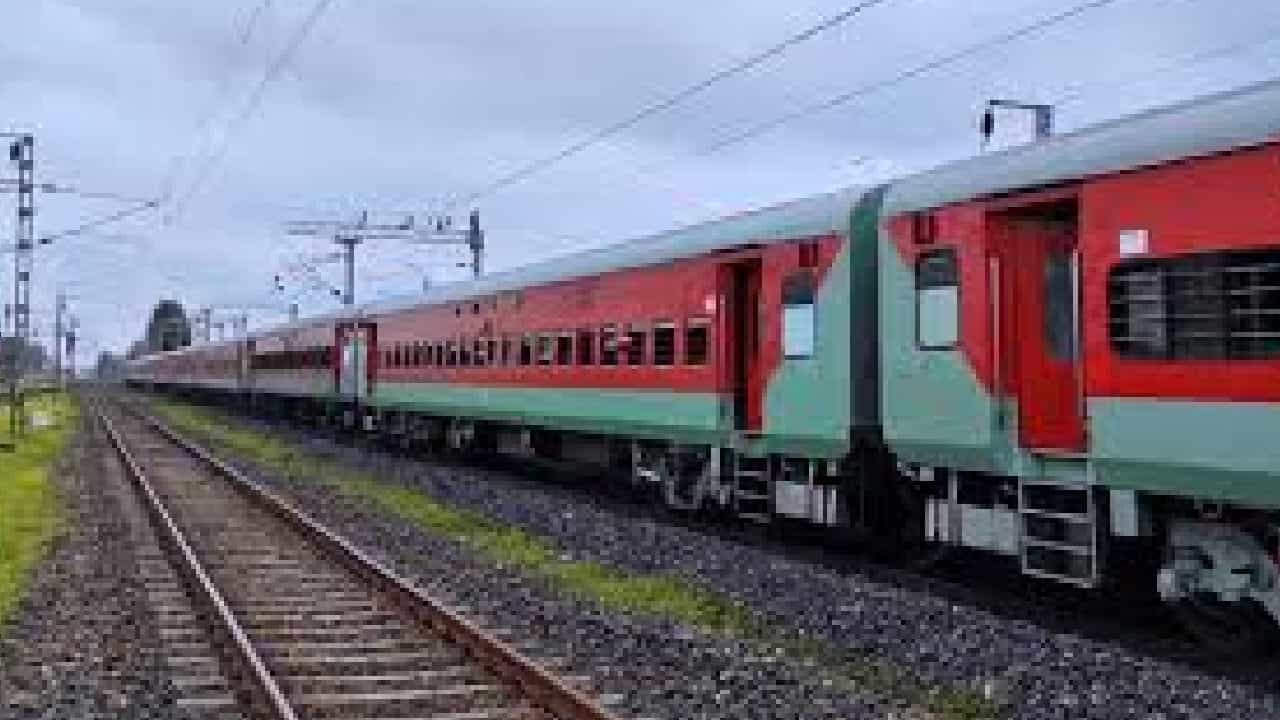 Central Railway BIG Breaking : तुम्ही वेटिंग तिकीटावर प्रवास करताय? ही बातमी वाचाच.. रेल्वे प्रशासनाचं मोठं पाऊल