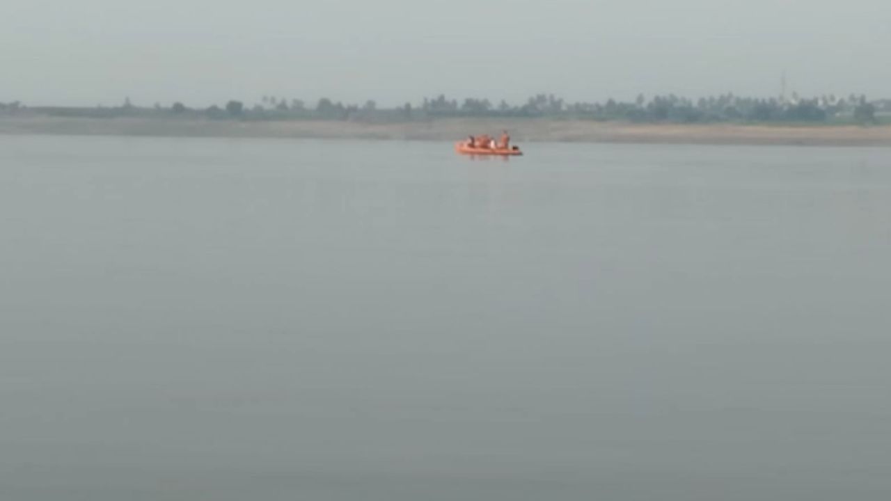 ओळख पटली... नावं आली समोर... उजनी बोट दुर्घटनेतील सर्व प्रवासी... ओळख पटली... नावं आली समोर... उजनी बोट दुर्घटनेतील सर्व प्रवासी...