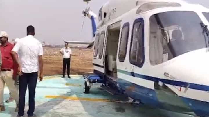 मुख्यमंत्री एकनाथ शिंदे यांच्या हेलिकॉप्टरचं चाक हेलिपॅडवर खचलं आणि...., कुठं घडला प्रकार? मुख्यमंत्री एकनाथ शिंदे यांच्या हेलिकॉप्टरचं चाक हेलिपॅडवर खचलं आणि...., कुठं घडला प्रकार?