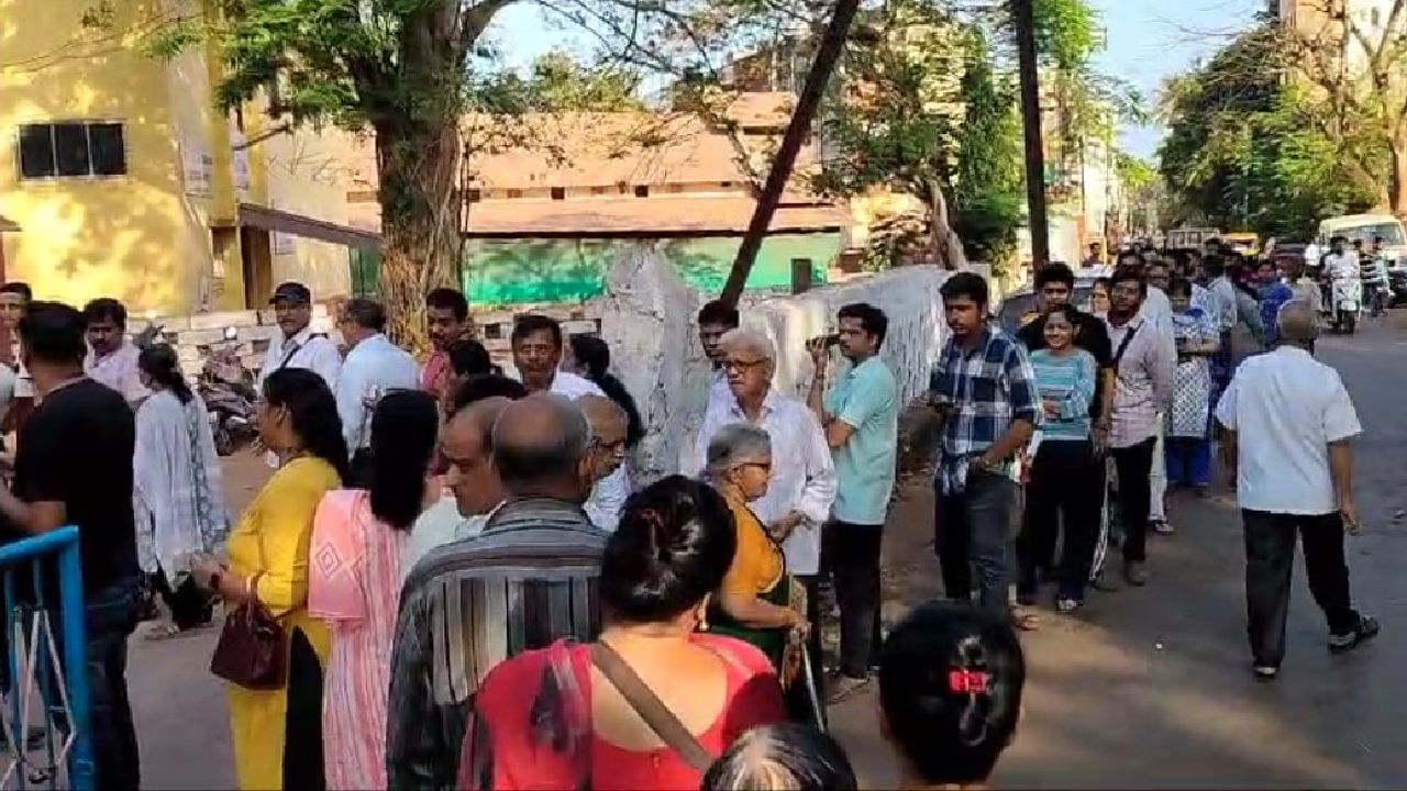 LokSabha Election 2024 : मन हेलावले…. उत्साहात मतदानासाठी निघाले, केंद्राजवळ येताच मृत्यू; अचानक असं काय घडलं?