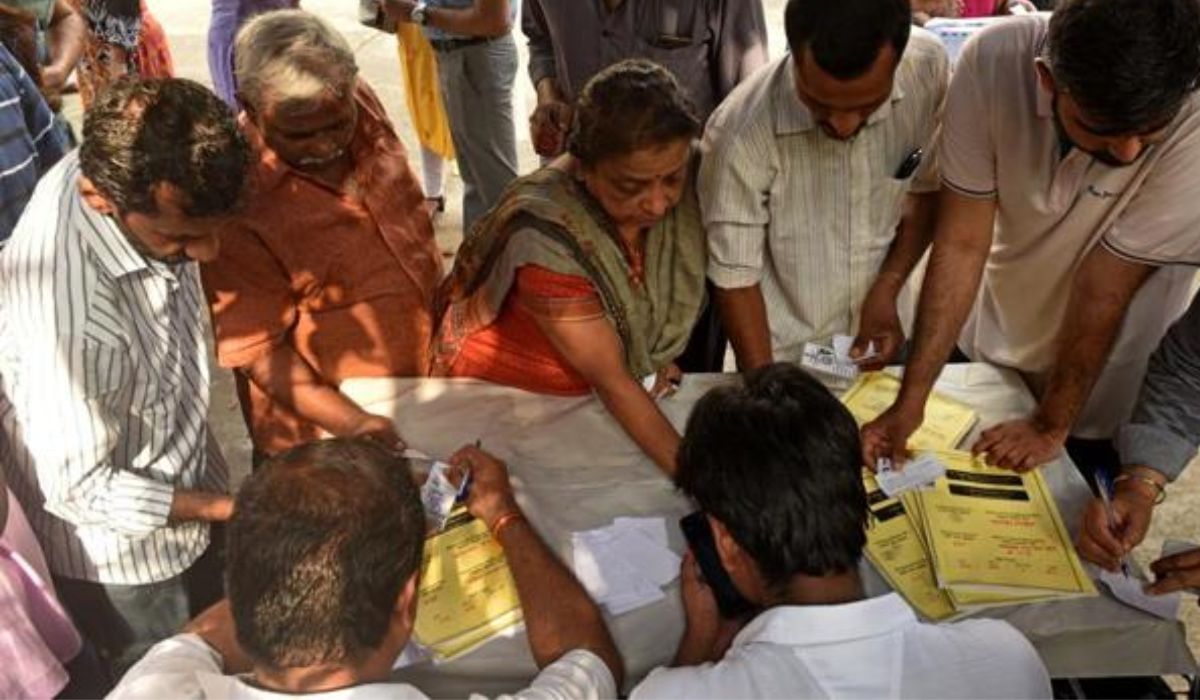 मुख्यमंत्र्यांच्या भावालाच नाही करता आले मतदान, मतदान केंद्रावर जाऊन झाले निराश मुख्यमंत्र्यांच्या भावालाच नाही करता आले मतदान, मतदान केंद्रावर जाऊन झाले निराश