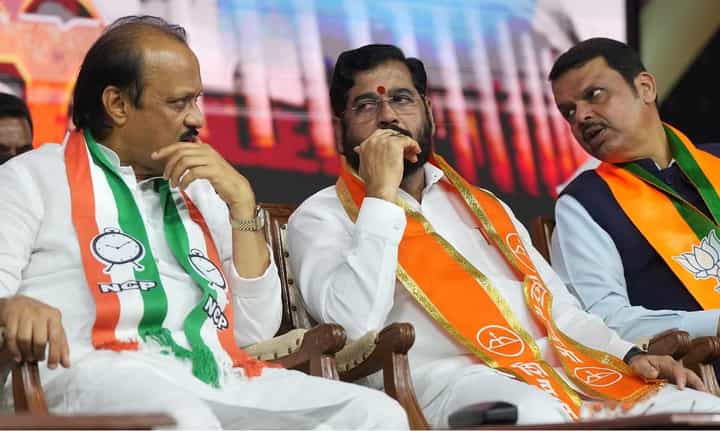 राज्यातील मंत्रिमंडळ विस्तार कधी? 'वर्षा'वर रात्री उशिरा शिंदे-फडणवीसांमध्ये काय झाली चर्चा? राज्यातील मंत्रिमंडळ विस्तार कधी? 'वर्षा'वर रात्री उशिरा शिंदे-फडणवीसांमध्ये काय झाली चर्चा?