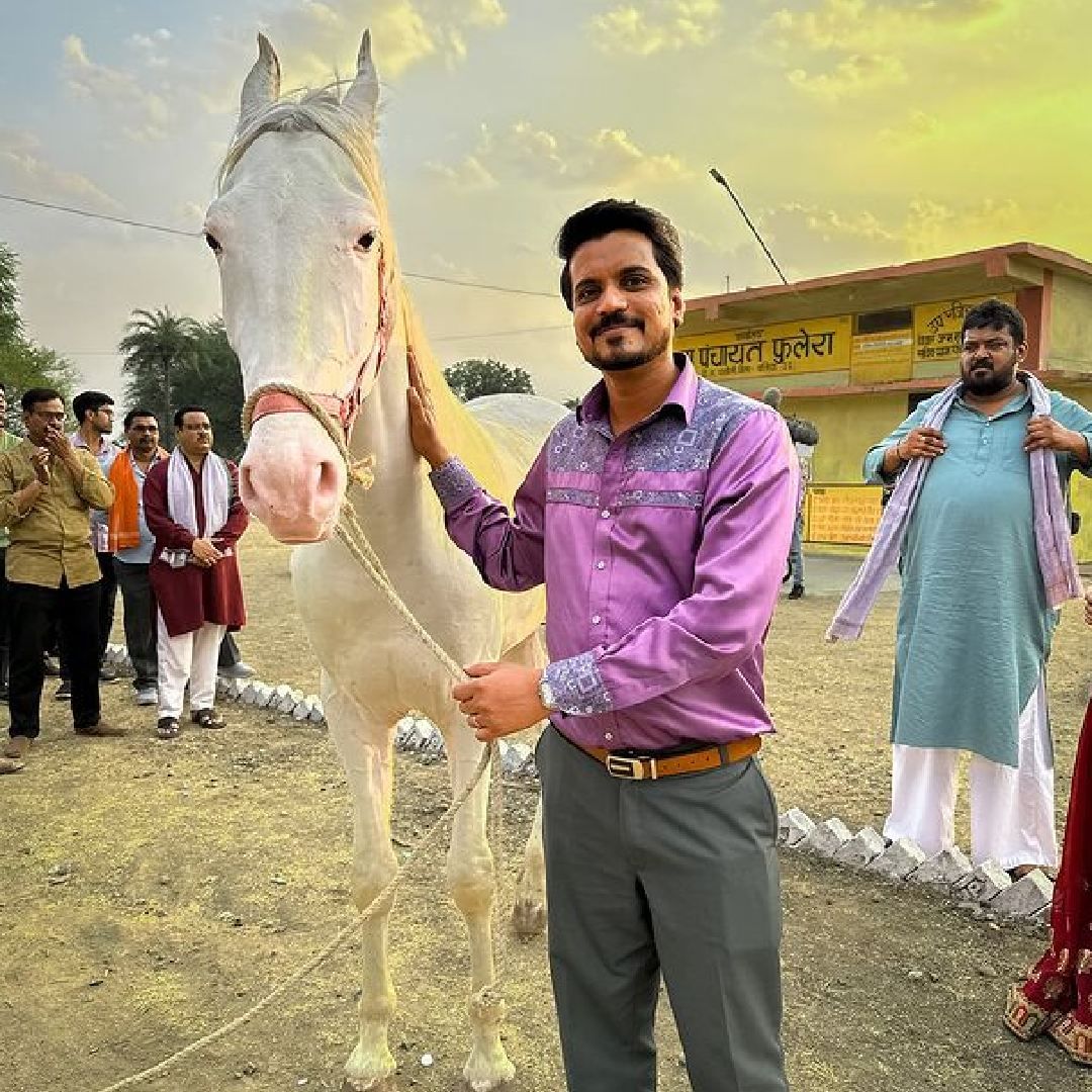 प्राइम व्हिडीओवरील सर्वांत लोकप्रिय वेब सीरिज 'पंचायत'मध्ये गणेशची भूमिका अभिनेता आसिफ खानने साकारली आहे. या सीरिजमधील त्याचा डायलॉग तुफान हिट ठरला. अभिनयक्षेत्रात काम करण्यापूर्वी आसिफने बराच संघर्ष केला. 
