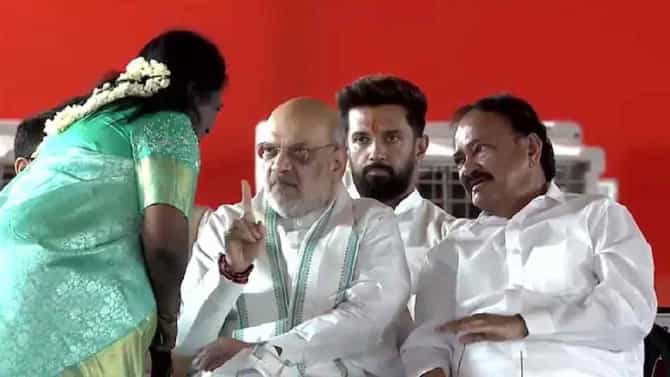 Amit Shah : अमित शाह यांनी स्टेजवरच भाजपाच्या महिला नेत्याला तंबी दिली का? VIDEO व्हायरल