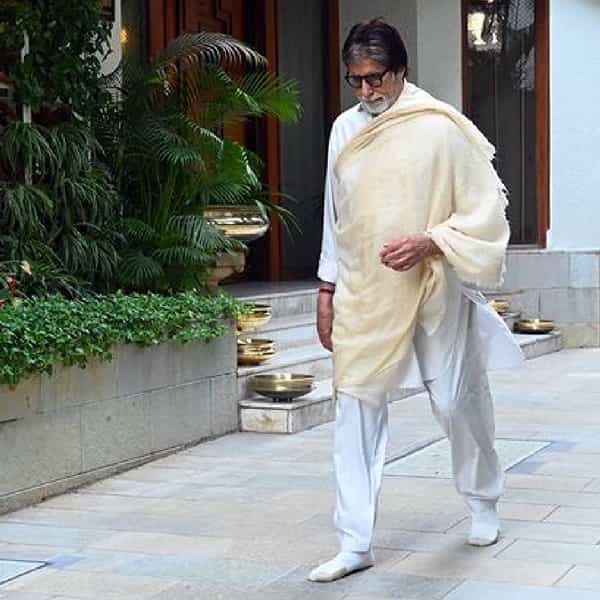 बॉलिवूड महानायक अर्थात अभिनेते अमिताभ बच्चन हे सोशल मीडियावर बऱ्यापैकी सक्रिय असतात. चाहत्यांसोबत ते विविध फोटो आणि व्हिडीओ शेअर करत असतात. बिग बींनी आजवर अनेकदा फोटोंच्या माध्यमातून त्यांच्या 'जलसा' या घरातील भव्य मंदिराची झलक दाखवली आहे.