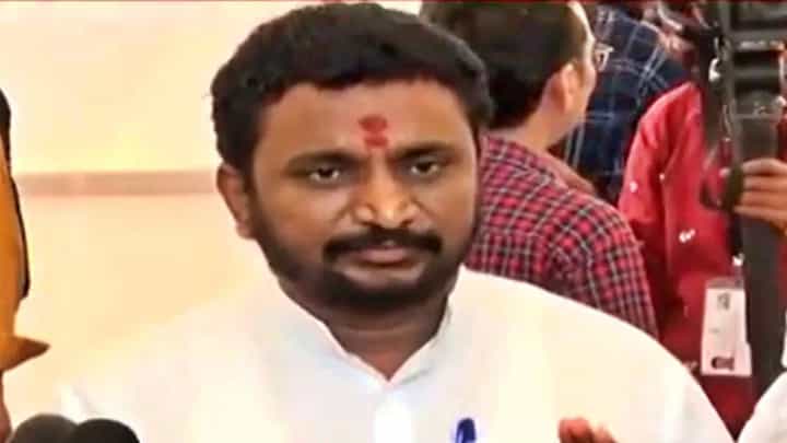'त्याच्या बापाचा महाराष्ट्र आहे का? मर्द असशील तर....', टीका करणाऱ्या मनसे नेत्याला मिटकरींचा इशारा 'त्याच्या बापाचा महाराष्ट्र आहे का? मर्द असशील तर....', टीका करणाऱ्या मनसे नेत्याला मिटकरींचा इशारा