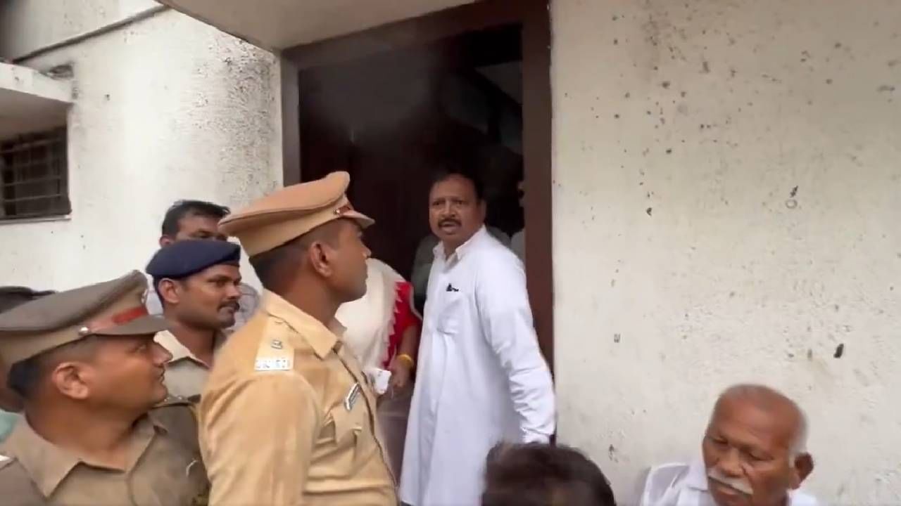 Amravati : खासदार कार्यालय केले सील; बाहेर प्रशासनाचा कडा पहारा; अमरावतीत चाललंय तरी काय? Amravati : खासदार कार्यालय केले सील; बाहेर प्रशासनाचा कडा पहारा; अमरावतीत चाललंय तरी काय?