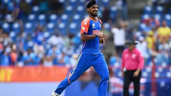 टीम इंडियाने सुपर 8 फेरीतील शेवटच्या सामन्यात ऑस्ट्रेलियाचा 24 धावांनी धुव्वा उडवला. यासह उपांत्य फेरीत धडक मारली आहे. या सामन्यात वेगवान गोलंदाज अर्शदीप सिंगने एक विक्रम आपल्या नावावर केला आहे. एका पर्वात सर्वाधिक विकेट घेणारा गोलंदाज ठरला आहे. यापूर्वी हा विक्रम आरपी सिंगच्या नावावर होता.