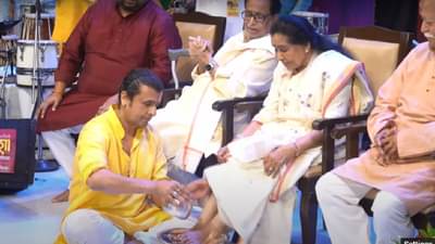 सोनू निगमने भर मंचावर धुतले आशा भोसलेंचे पाय; व्यक्त केल्या भावना