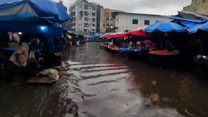 Bhiwandi Heavy Rain : भिवंडीत मध्यरात्रीपासून पावसाची बॅटिंग, बाजारपेठच पाण्याखाली अन् अर्धी दुकानंही बुडाली Bhiwandi Heavy Rain : भिवंडीत मध्यरात्रीपासून पावसाची बॅटिंग, बाजारपेठच पाण्याखाली अन् अर्धी दुकानंही बुडाली