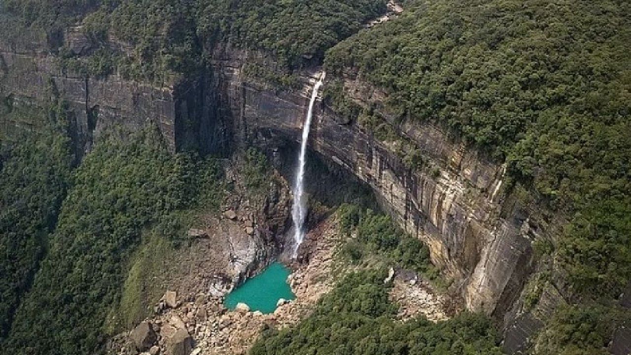 ठाण्याजवळचा शांत स्वर्ग म्हणजे भोलेनाथ धबधबा. हा ठाण्यातील सर्वात प्रसिद्ध धबधबा असून तो ठाण्यापासून 14.3 किलोमीटरवर आहे. 