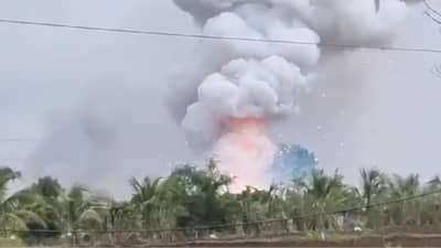 फटाका कारखान्यात भीषण स्फोट, वटपौर्णिमेमुळे मोठा अपघात टळला, अन्यथा...