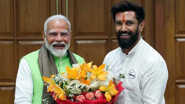 देशात लोकसभा निवडणूक होतेय. या निवडणुकीचा निकाल लागलाय. आता उद्या एनडीए सरकारचा शपथविधी होणार आहे. या सगळ्या पार्श्वभूमीवर एका तरूण खासदाराची जोरदार चर्चा होतेय.