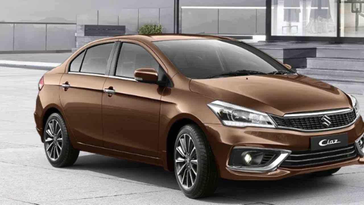 Ciaz वर मोठी सूट : सेडानच्या सर्व वेरिएंट्स वर 48 हजार रुपयापर्यंत डिस्काऊंट आहे. यात 20 हजार रुपयापर्यंत कॅश, 25 हजारापर्यंत एक्सचेंज आणि 3 हजार पर्यंत कॉर्पोरेट डिस्काऊट आहे.  