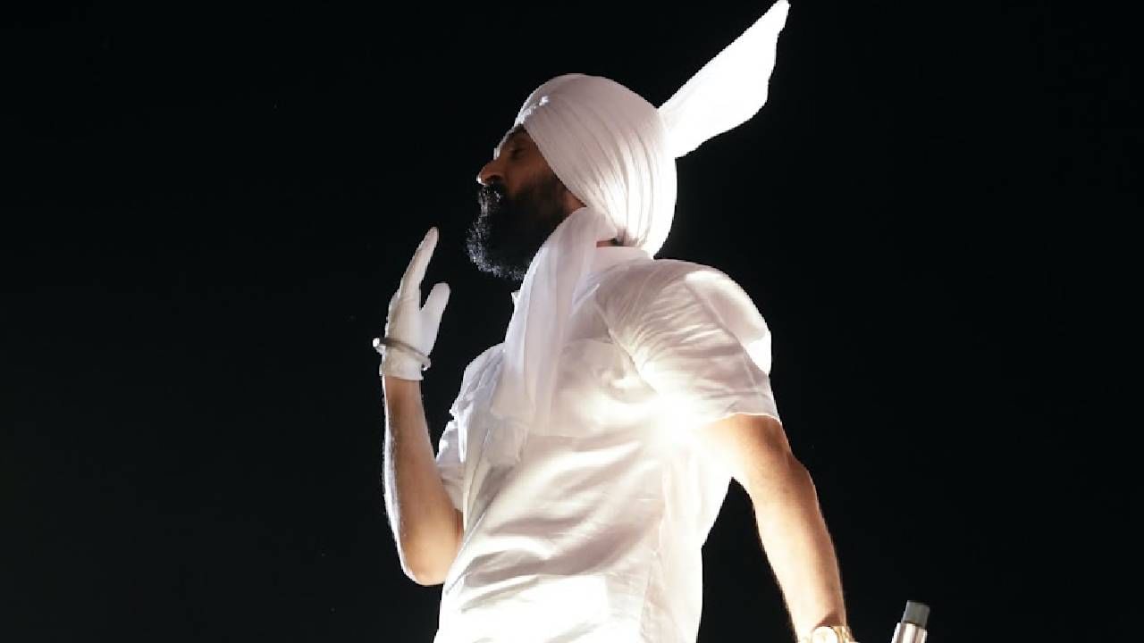 यावेळी दिलजीत दोसांझ हा कुर्ता, पंजाबी धोती आणि पगडीमध्ये दिसला. मात्र, यावेळी चर्चा होतंय ती म्हणजे दिलजीत दोसांझ याच्या घडीची. 