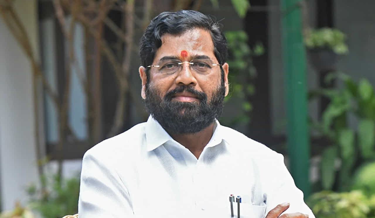 शिंदेंच्या दौऱ्यावेळी मीडियाला घेऊन जाणाऱ्या बोटीचा अपघात, बोट खडकावर आदळून तीन तुकडे अन्...