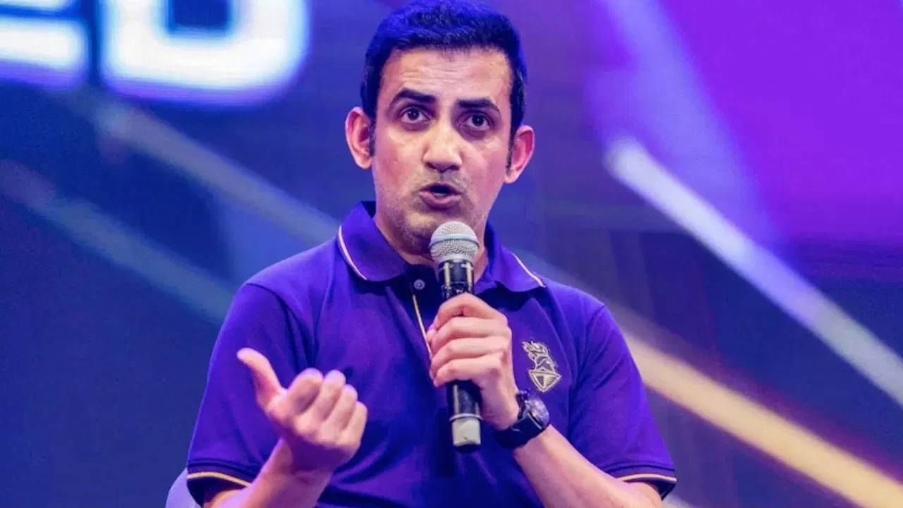 टीम इंडियाच्या प्रशिक्षकपदावर गौतम गंभीरने अखेर मौन सोडलं, म्हणाला... टीम इंडियाच्या प्रशिक्षकपदावर गौतम गंभीरने अखेर मौन सोडलं, म्हणाला...