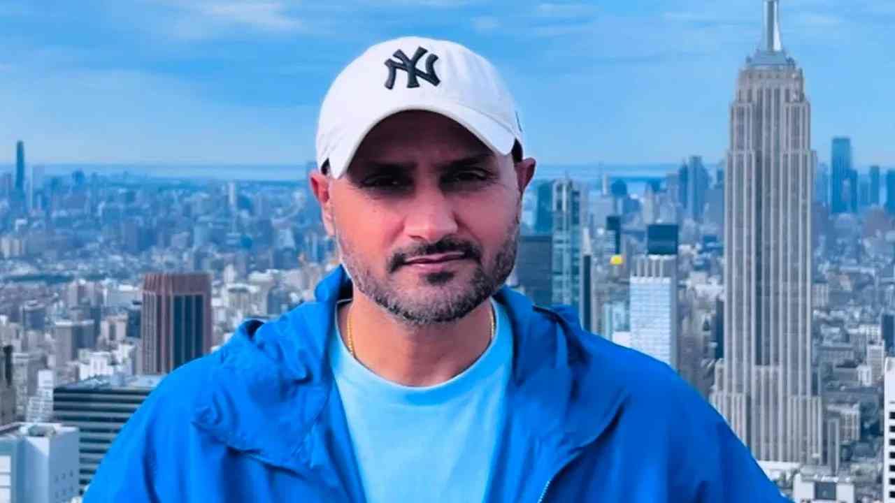 Harbhajan Singh : हे काम कोणी नालायकच करु शकतो, आता हरभजन सिंग कोणावर खवळला? Harbhajan Singh : हे काम कोणी नालायकच करु शकतो, आता हरभजन सिंग कोणावर खवळला?