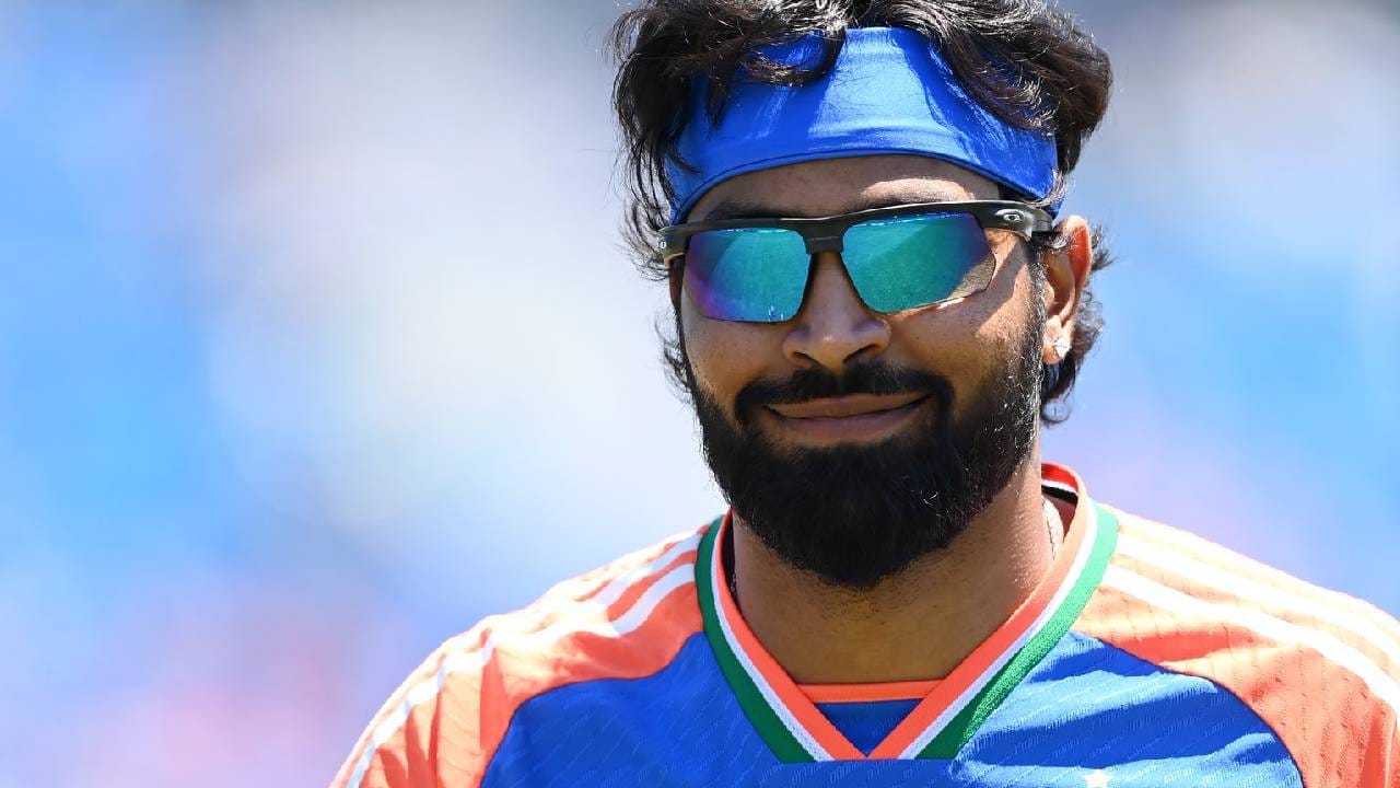 भारत (प्लेइंग इलेव्हन): रोहित शर्मा (कर्णधार), विराट कोहली, ऋषभ पंत (विकेटकीपर), सूर्यकुमार यादव, शिवम दुबे, हार्दिक पंड्या, रवींद्र जडेजा, अक्षर पटेल, अर्शदीप सिंग, कुलदीप यादव, जसप्रीत बुमराह.