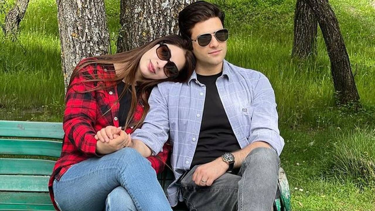  2015 च्या बॅचचे आयएएस अधिकारी अतहर खान हे सध्या जम्मू काश्मीरच्या कुलगामचे डिस्ट्रिक्ट मजिस्ट्रेट आणि डेप्युटी कमिशनर आहेत. तर मरहिन या पेशाने डॉक्टर आहेत. शिवाय त्या सोशल मीडिया इन्फ्ल्युएंसर देखील आहे. 