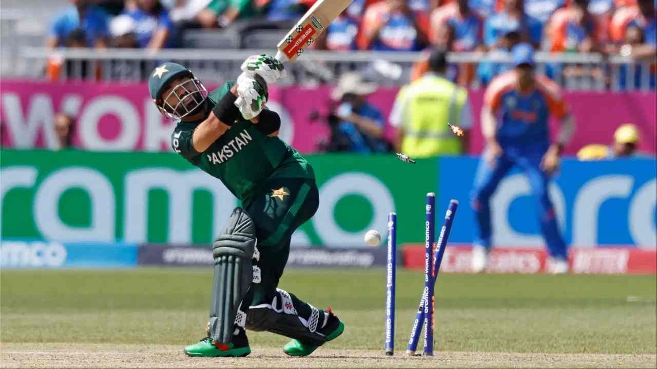 IND vs PAK : भारताकडून झालेल्या पराभवाची पाकिस्तान टीममध्ये कोण-कोण चुकवणार किंमत? संतप्त PCB ऑपरेशनच्या मूडमध्ये IND vs PAK : भारताकडून झालेल्या पराभवाची पाकिस्तान टीममध्ये कोण-कोण चुकवणार किंमत? संतप्त PCB ऑपरेशनच्या मूडमध्ये