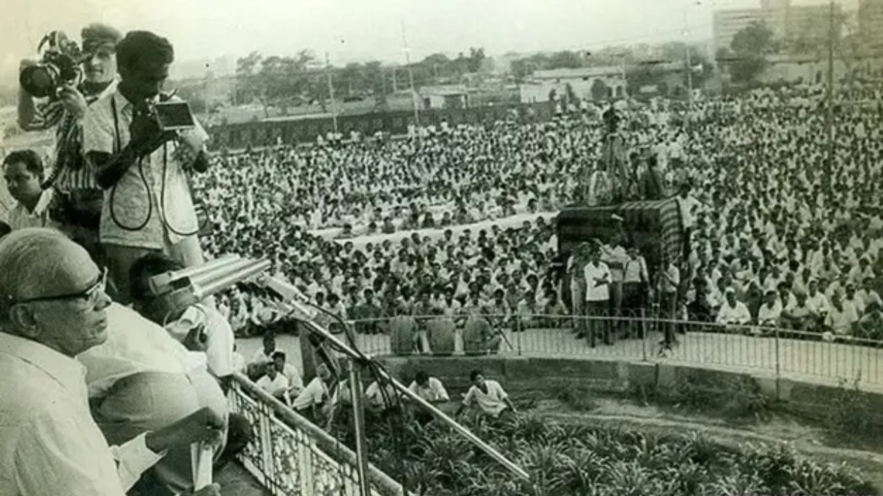 Jaiprakash-Narayan-Rally-Before-Emergency 1975