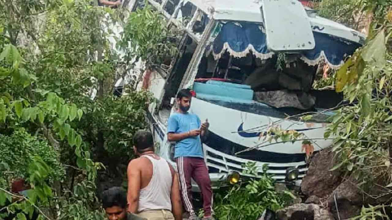 Bus Terror Attack : जम्मूत यात्रेकरुंच्या बसवरील दहशतवादी हल्ल्यामागे पाकिस्तानच, 10 जणांचा मृत्यू Bus Terror Attack : जम्मूत यात्रेकरुंच्या बसवरील दहशतवादी हल्ल्यामागे पाकिस्तानच, 10 जणांचा मृत्यू