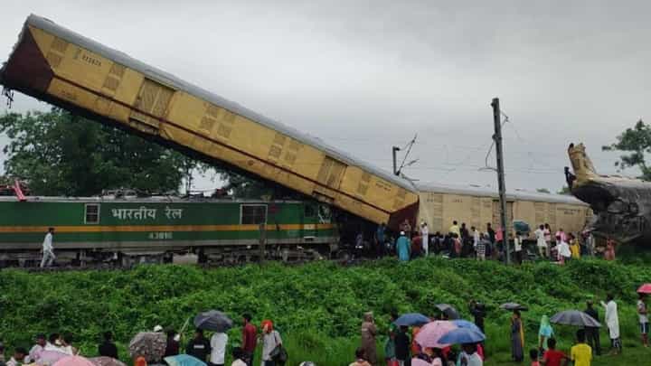 Kanchanjunga Express Accident : पश्चिम बंगालमध्ये भीषण रेल्वे अपघात, कांचनजंगा एक्सप्रेसला मालगाडीची धडक, अनेक बोगी उलटल्या अन्... Kanchanjunga Express Accident : पश्चिम बंगालमध्ये भीषण रेल्वे अपघात, कांचनजंगा एक्सप्रेसला मालगाडीची धडक, अनेक बोगी उलटल्या अन्...