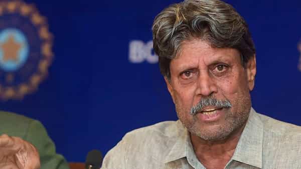 भारतीय संघाचा कर्णधार रोहित शर्मा याच्यावर माजी कर्णधार कपिल देव यांनी एका निर्णयावरून नाराजी व्यक्त केली आहे. रोहितचा तो निर्णय अचानक या वर्ल्ड कपवेळी का बदलला असा सवाल कपिल देव यांनी उपस्थित केला आहे.