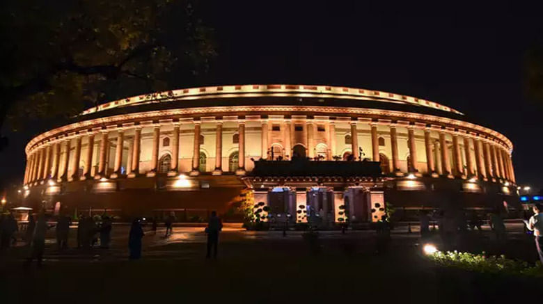  पगाराव्यतिरिक्त, खासदाराला कुटुंबासाठी मोफत वैद्यकीय सुविधा, सरकारी निवास, स्वतःसाठी आणि जवळच्या नातेवाईकांसाठी दरवर्षी 34 वेळा मोफत देशांतर्गत विमान प्रवासाची सोय असते. त्यांना फर्स्ट क्लास ट्रेन प्रवासाची मोफत सुविधाही मिळते.