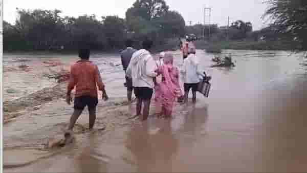 हा रस्ता की नदी… ओढ्याला पूर आल्यानं चिमुरड्यांसह वृद्धांचा जीवघेणा प्रवास