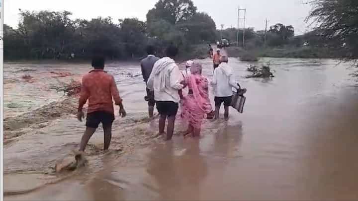 हा रस्ता की नदी... ओढ्याला पूर आल्यानं चिमुरड्यांसह वृद्धांचा जीवघेणा प्रवास हा रस्ता की नदी... ओढ्याला पूर आल्यानं चिमुरड्यांसह वृद्धांचा जीवघेणा प्रवास