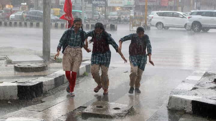 Maharashtra Rain Forecast : राज्यभरात संततधार सुरूच, कोणत्या जिल्ह्यात कसा होणार पाऊस, IMD चा अलर्ट काय? Maharashtra Rain Forecast : राज्यभरात संततधार सुरूच, कोणत्या जिल्ह्यात कसा होणार पाऊस, IMD चा अलर्ट काय?