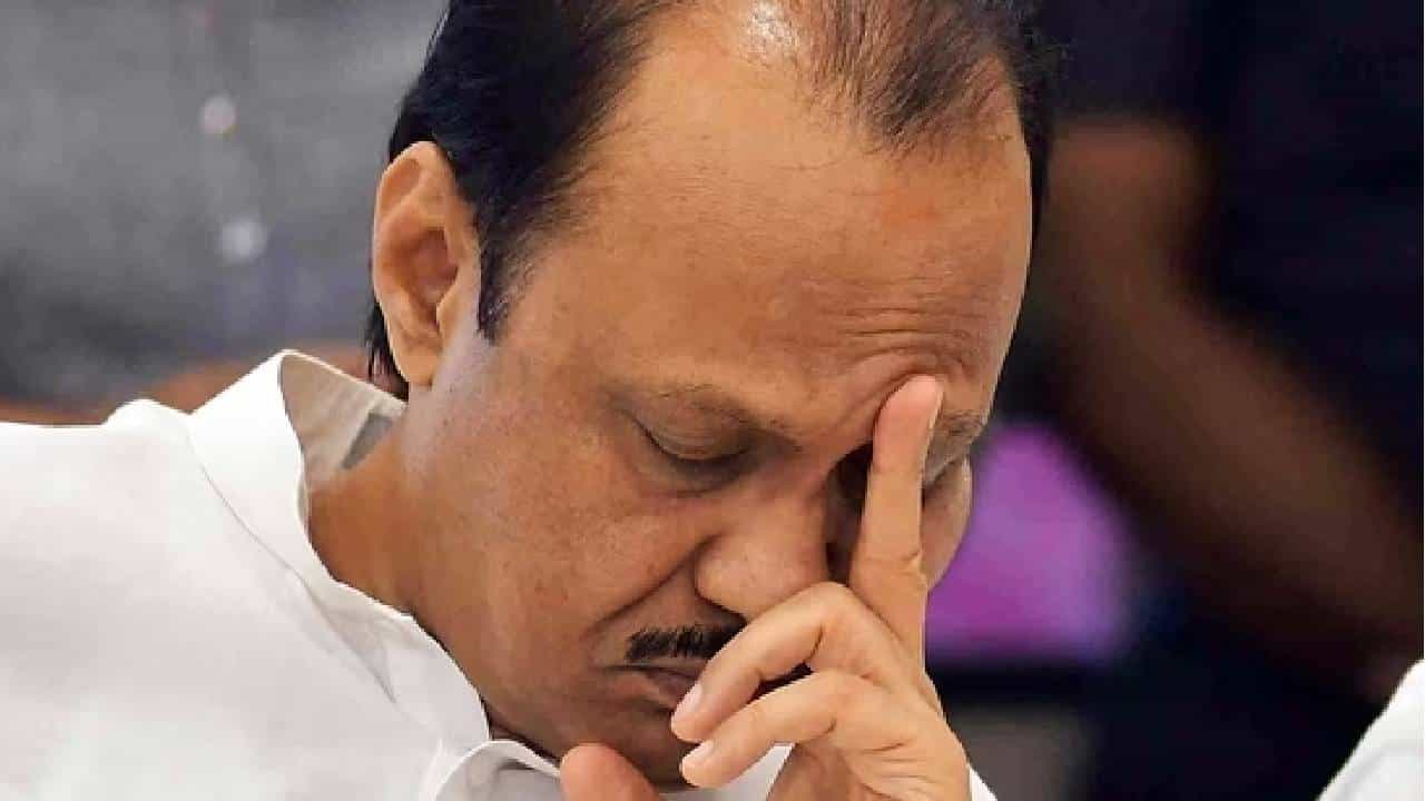 Maharashtra Budget 2024 : 'जब चादर लगी फटने तब खैरात लगी बंटने', माजी अर्थमंत्र्यांकडून महायुती सरकारच्या बजेटची चिरफाड