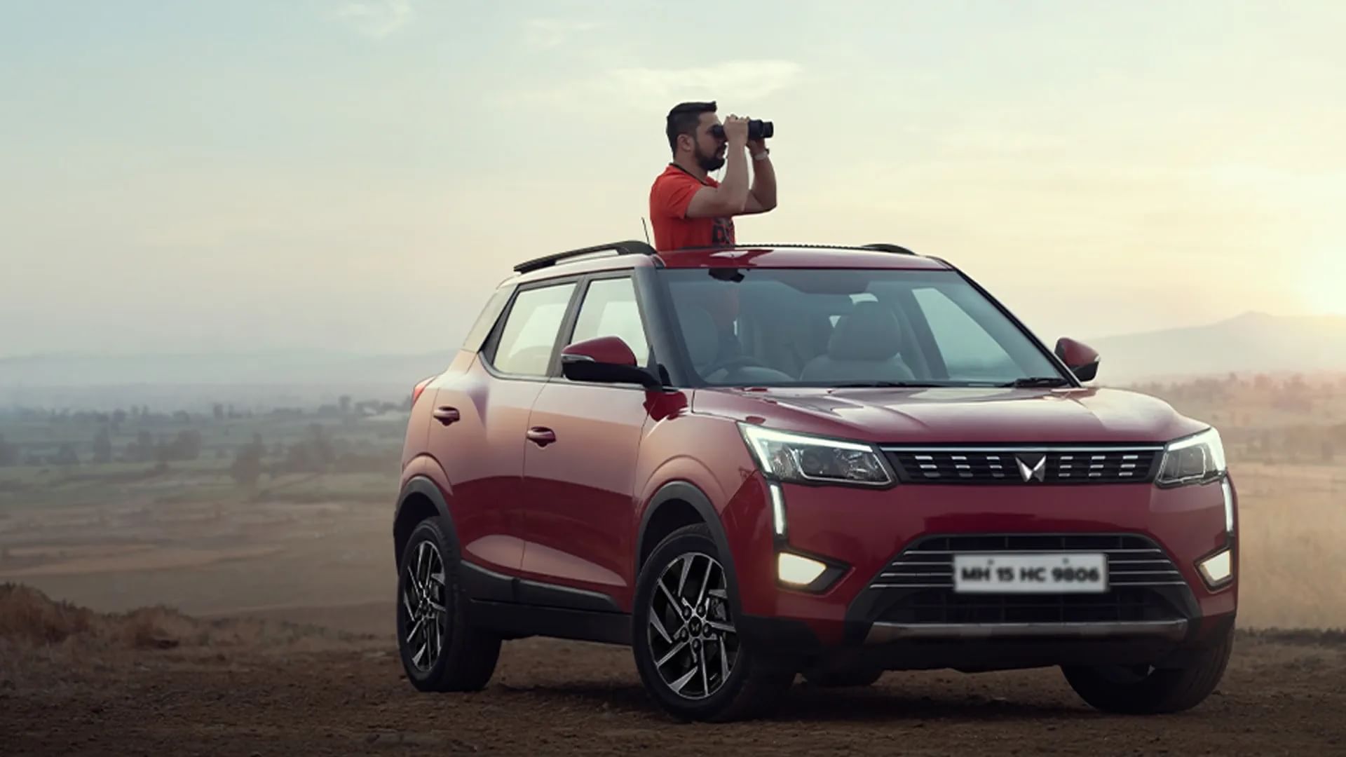 महिंद्र कंपनीची Mahindra XUV300 च्या  W6 वेरिएंटची एक्स-शोरूम किंमत 10 लाख रुपयांहून कमी आहे. या कारमध्ये 1.2 लिटर टर्बो इंजिनला 109bhp/ 200Nm चे आऊटपुट जनरेट करत आहे.