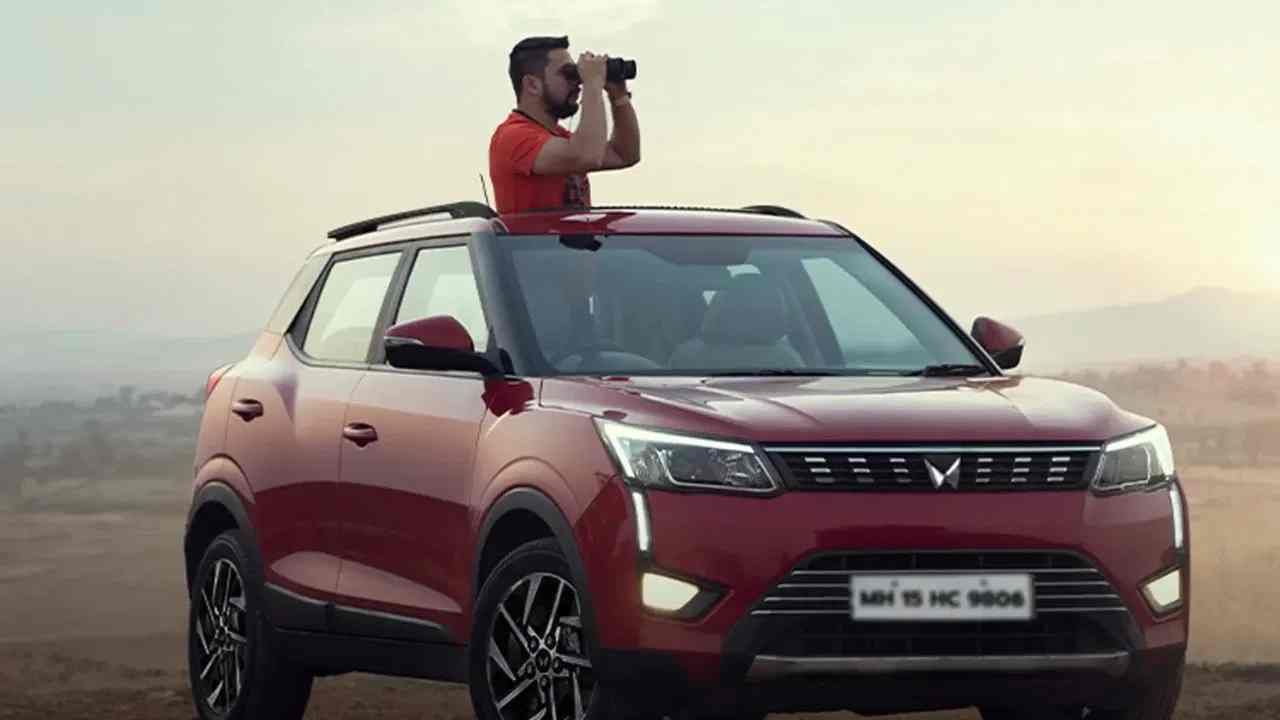 Mahindra XUV300 च्या W6 वेरिएंटची एक्स-शोरूम किंमत 10 लाख रुपयापेक्षा कमी आहे. यात 1.2 लीटर टर्बो इंजिन 109bhp/ 200Nm आऊटपुट जनरेट करतं. 