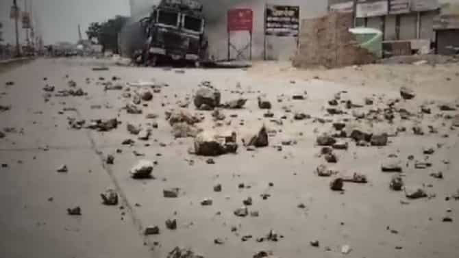 मातोरी दगडफेक प्रकरण; घटनास्थळी नसलेल्या तरुणावर बीड पोलिसांनी दाखल केला गुन्हा, आता पीडित तरुणाने केली ही मागणी