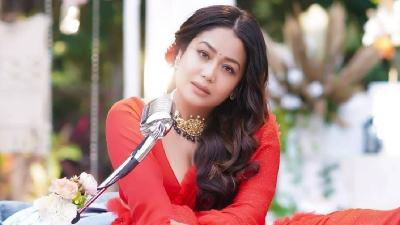 नेहा कक्कर हिचा संताप, थेट दिले मोठे चॅलेंज, म्हणाली, माझे नावच.. नेहा कक्कर हिचा संताप, थेट दिले मोठे चॅलेंज, म्हणाली, माझे नावच..