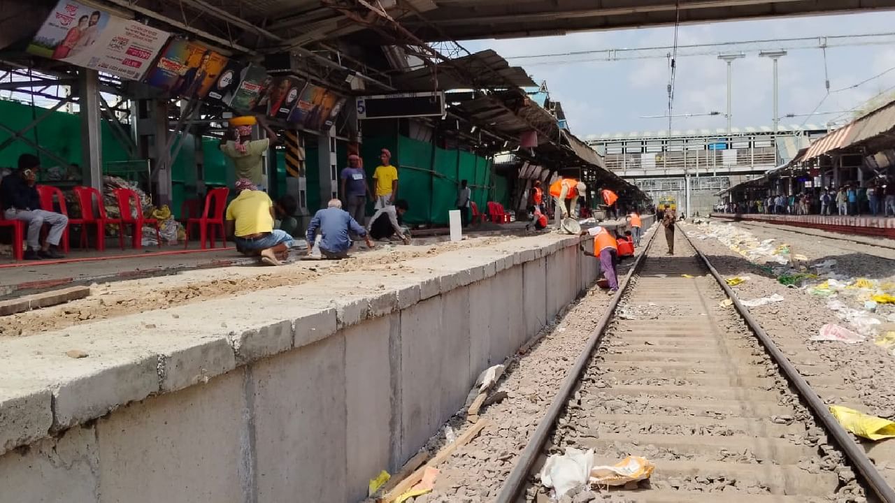 मध्य रेल्वेने तीन दिवसांचा मेगा ब्लॉक घेतला आहे. यासाठी ठाणे रेल्वे स्थानकातील फलाट क्रमांक पाच आणि सहाची रुंदी वाढविण्यासाठी 63 तासांचा मेगाब्लॉक गुरुवार दि. 30 मे रोजी रात्री 12.30 वाजता सुरु झाला. या मेगाब्लॉकमध्ये फलाट क्रमांक पाचची रुंदी वाढविण्यासाठी सिमेंटचे आरसीसी रेडीमेड ब्लॉकचा वापर झाला. 