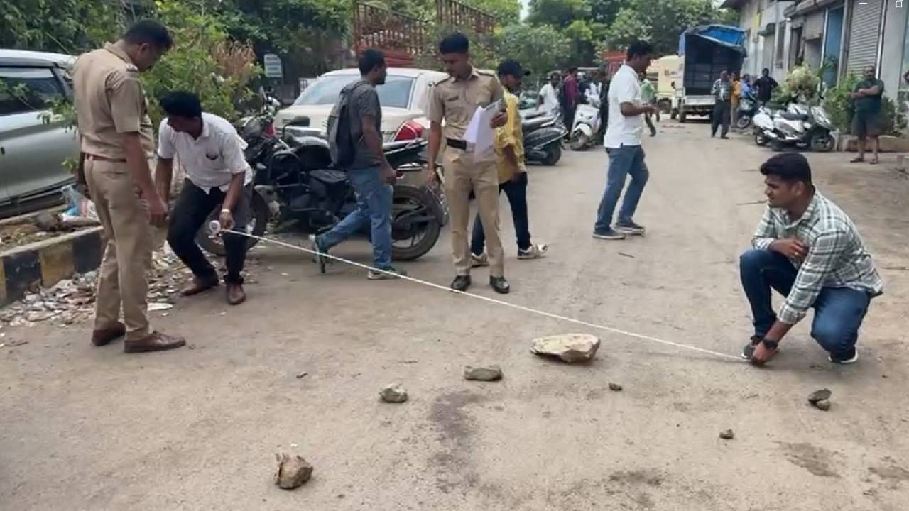 वसईत प्रेयसीची भर दिवसा गर्दीसमोर हत्या, ती किंचाळत राहिली, विव्हळत राहिली, पण इथे माणुसकी मेली वसईत प्रेयसीची भर दिवसा गर्दीसमोर हत्या, ती किंचाळत राहिली, विव्हळत राहिली, पण इथे माणुसकी मेली