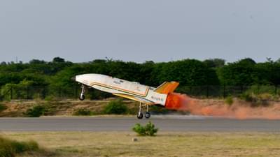 तूफानी वाऱ्यातही RLV पुष्पकची हॅटट्रीक लॅण्डींग, अखेर काय आहे या विमानाचे वैशिष्ट्ये