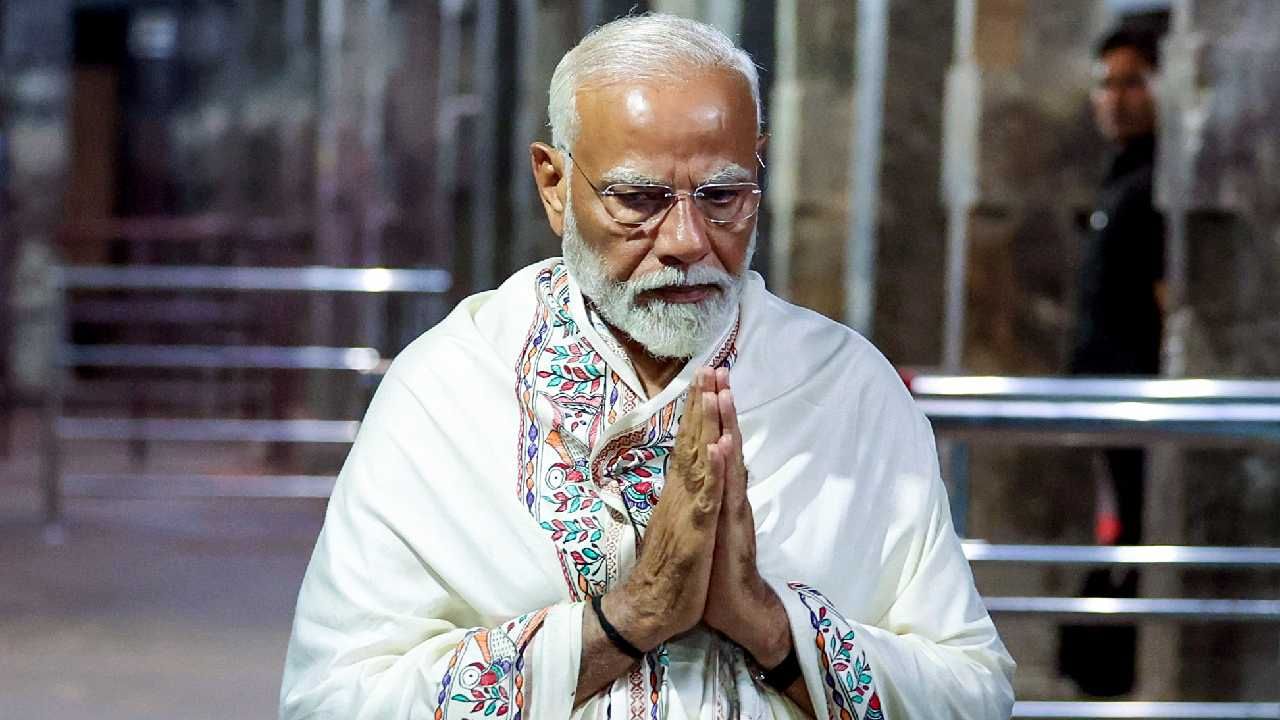 पंतप्रधान नरेंद्र मोदी हे वाराणसी या लोकसभा मतदारसंघातून लोकसभेची निवडणूक लढवत आहेत. या मतदारसंघात आज मतदान होत आहे. आज नरेंद्र मोदी यांची राजकीय भवितव्य मतपेटीत कैद होईल. त्यामुळे उत्सुकता आहे ती चार तारखेच्या निकालाची...  