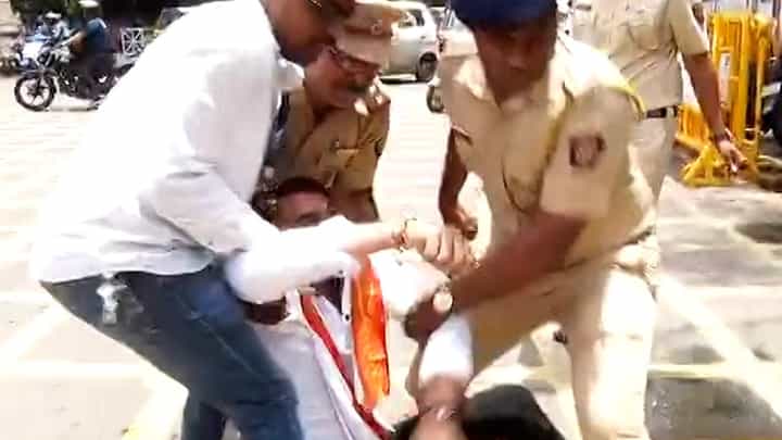 पोलिस भरती, पेपरफुटी प्रकरणी पुण्यात जिल्हाधिकारी कार्यालयाबाहेर रास्ता रोको पोलिस भरती, पेपरफुटी प्रकरणी पुण्यात जिल्हाधिकारी कार्यालयाबाहेर रास्ता रोको