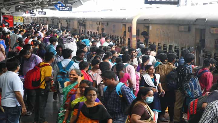 Konkan Railway Update : कोकण रेल्वे गेल्या 24 तासांपासून ठप्प, ट्रॅकवरील दरड बाजूला, पण तरीही... Konkan Railway Update : कोकण रेल्वे गेल्या 24 तासांपासून ठप्प, ट्रॅकवरील दरड बाजूला, पण तरीही...