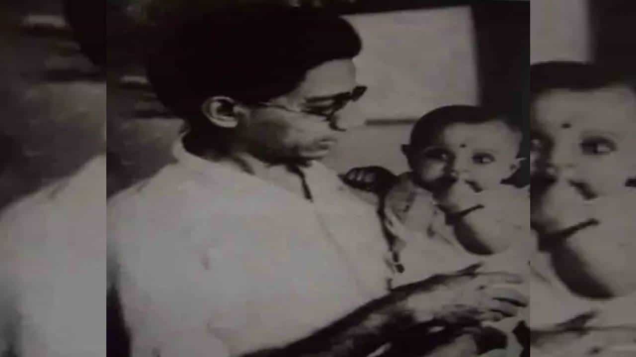 राज ठाकरे यांचा जन्म 14 जून 1968 रोजी झाला. त्यांच्या वडिलांचं नाव केशव ठाकरे आणि आईचं नाव मधुवंती ठाकरे असं आहे. तर राज यांचं खरं नाव स्वरराज ठाकरे आहे.