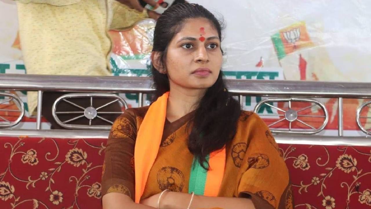 प्रत्येक वादळात खंबीरपणे उभ्या... सरपंच पद ते केंद्रीय मंत्री... कोण आहेत रक्षा खडसे? प्रत्येक वादळात खंबीरपणे उभ्या... सरपंच पद ते केंद्रीय मंत्री... कोण आहेत रक्षा खडसे?