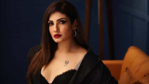 अभिनेत्री रवीना टंडनने एक मोठा काळ चित्रपटांमध्ये गाजवला आहे. रवीना टंडनची सोशल मीडियावर जबरदस्त अशी फॅन फाॅलोइंग बघायला मिळते.